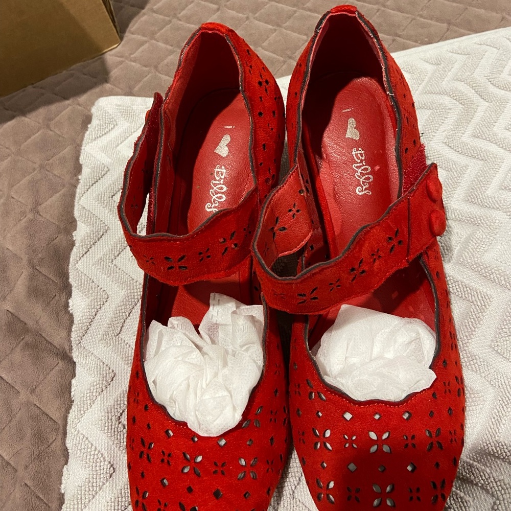 Vintage style Scarlett red microsuede heels. Velcro closing. STUNNING! Size 38 - Picture 8 of 10